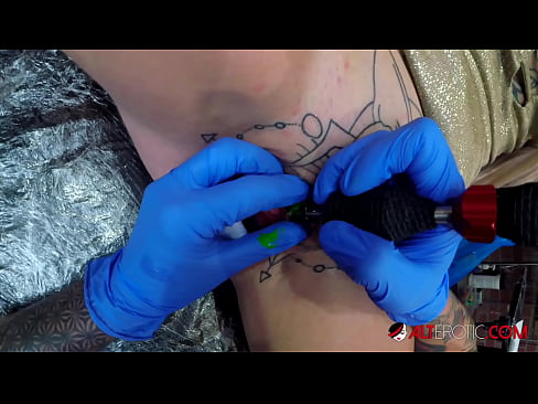 ❤️ Estremamente tatuato hottie Sully Savage ottenuto un tatuaggio sul suo clitoride ❤ Porno duro al it.hentaivost.ru ☑